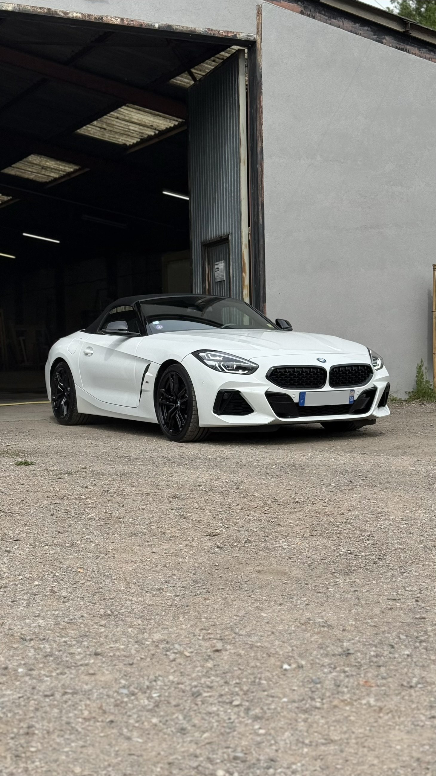BMW Z4 M40i blanche cabriolet devant l'atelier CleanAutos Colmar