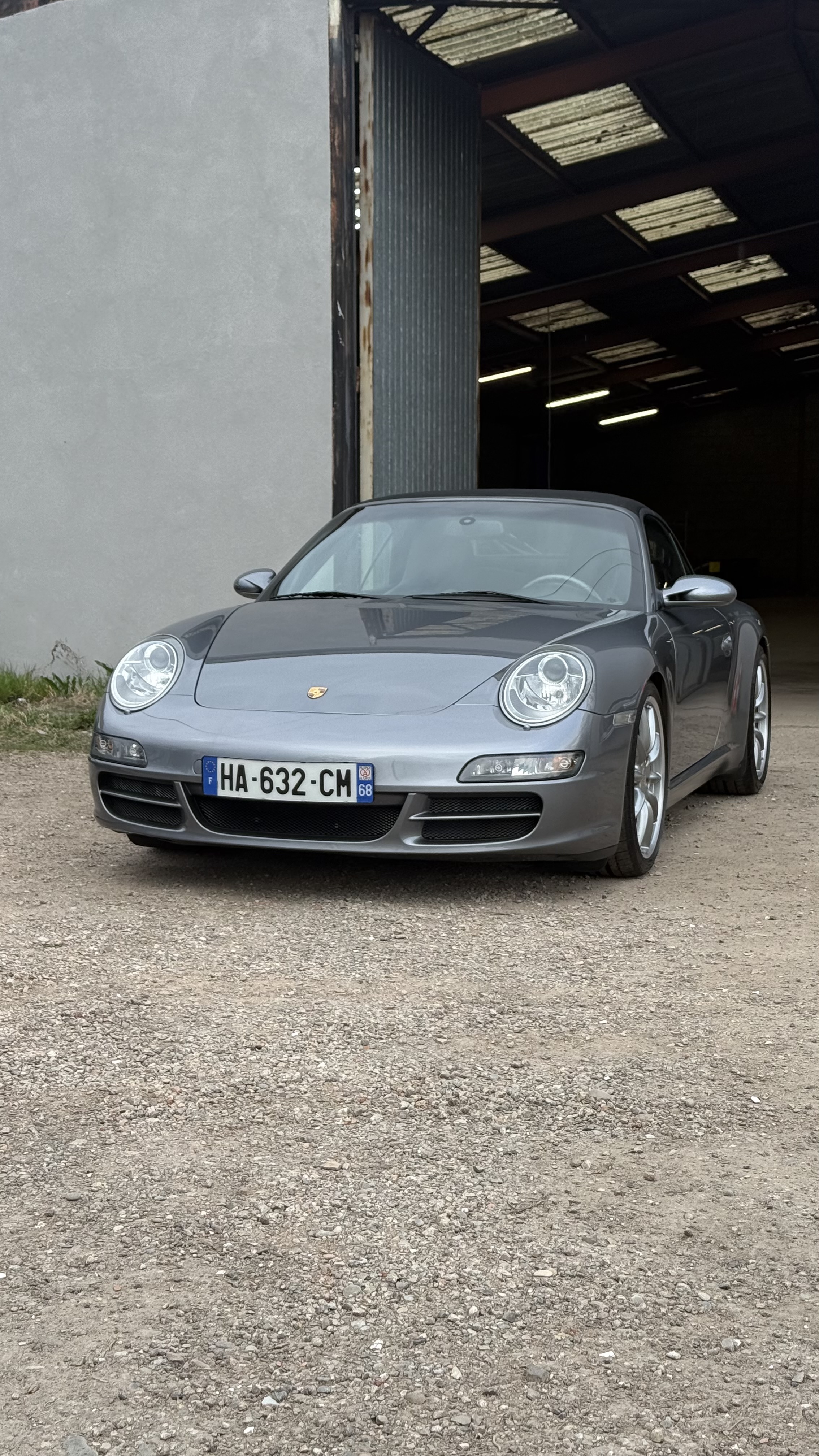 Porsche 911 grise sortie d'atelier après detailing